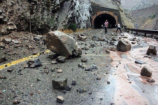 سقوط وحشتناک سنگ در جاده چالوس