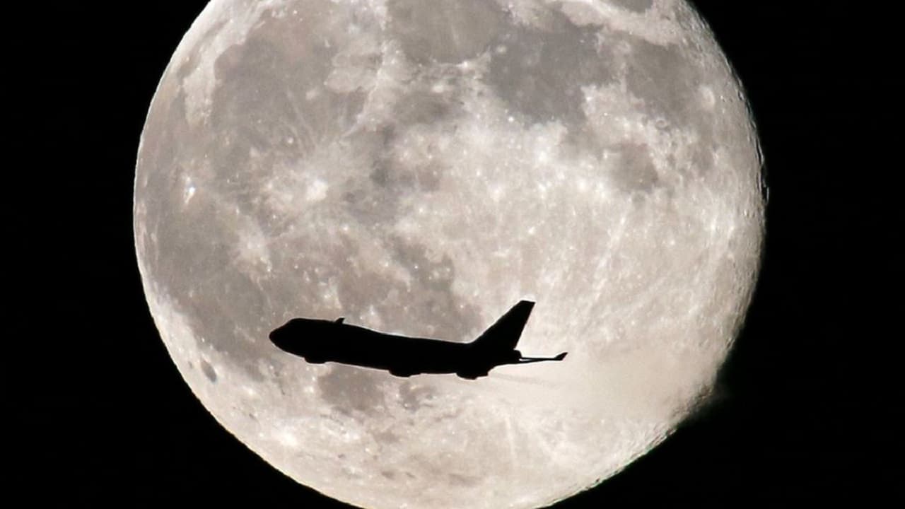 ماه و هواپیما