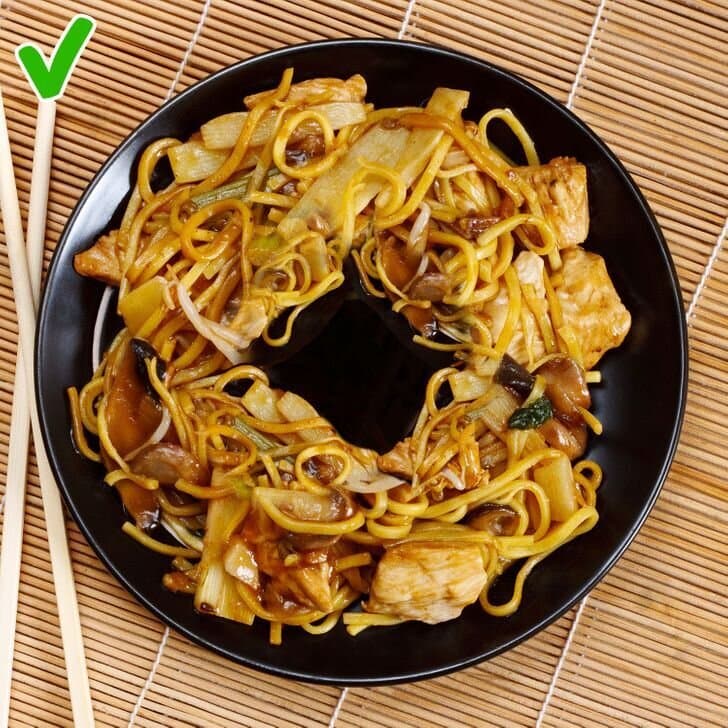 یک اشتباه رایج موقع گرم کردن غذا در مایکروفر