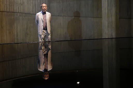 نوریوکی هاراگوچی کنار اثرش