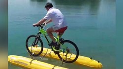 دوچرخه سواری روی آب! + فیلم