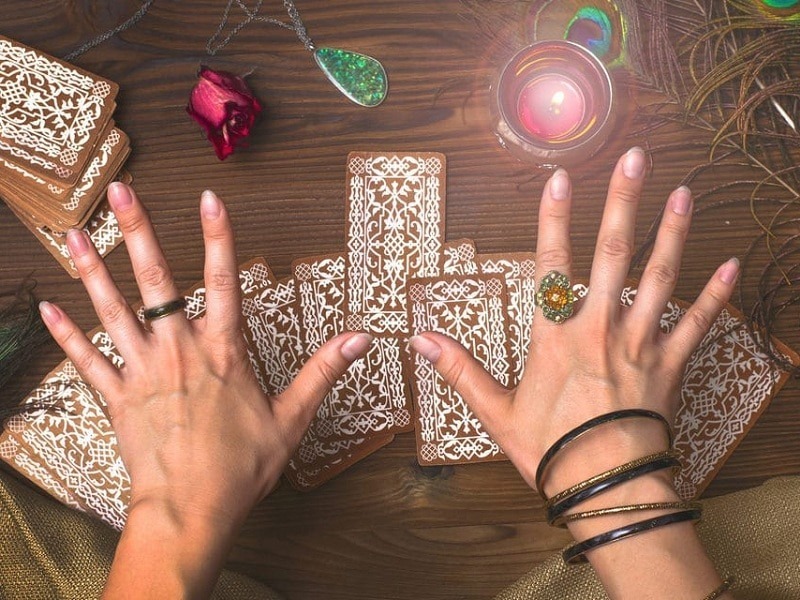 فالگیرها چطور از آینده خبر می دهند؟/آیا سخنان فال گیرها حقیقت دارد؟ فالگیرها چطور از آینده خبر می دهند؟/آیا سخنان فال گیرها حقیقت دارد؟