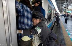 شغل عجیب در ژاپن، جا دادن مسافران مترو!