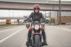 دختری که با موتورسیکلت برای ریاست جمهوری آمد + فیلم عکس