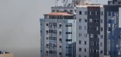 لحظه خروج خبرنگاران از ساختمان، قبل از حمله هوایی اسرائیل + فیلم