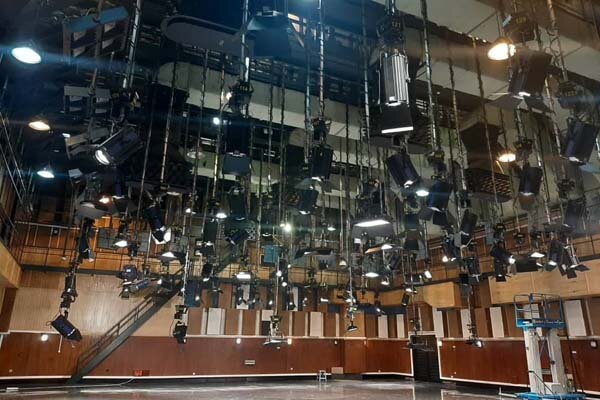 طراحی و تجهیز استودیوی مناظره‌ها برای ۸ نفر