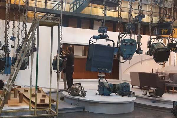 طراحی و تجهیز استودیوی مناظره‌ها برای ۸ نفر