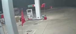 برخورد شدید تریلی با پمپ بنزین در چین + فیلم