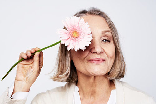 روش های کاربردی برای کاهش علائم یائسگی پیرزن