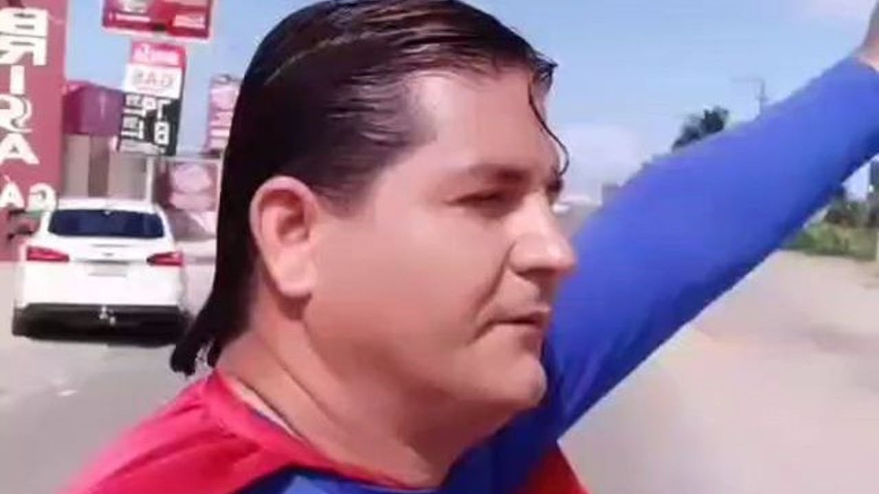 شیرین کاری مرد سوپرمن نما در وسط خیابان! سوپرمن