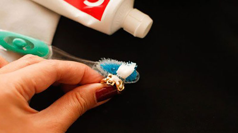 روش‌های خانگی برای تمیزکردن طلا و زیوآلات