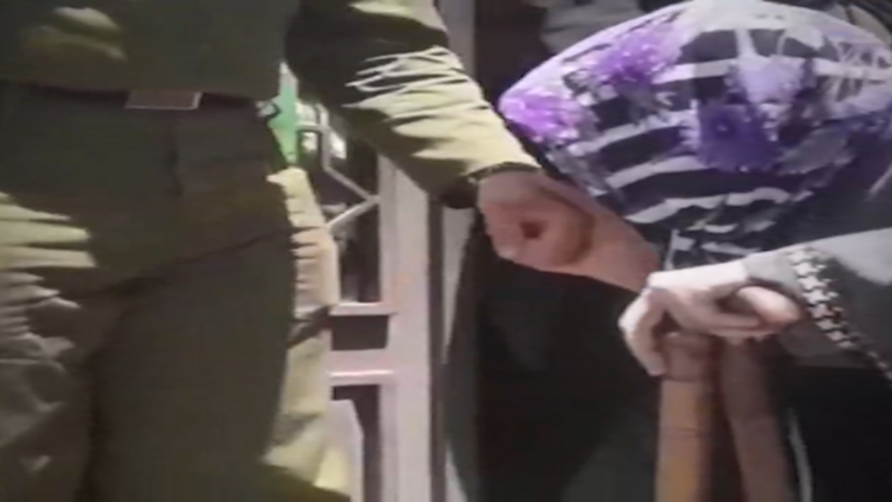 بوسه بر دست سرباز