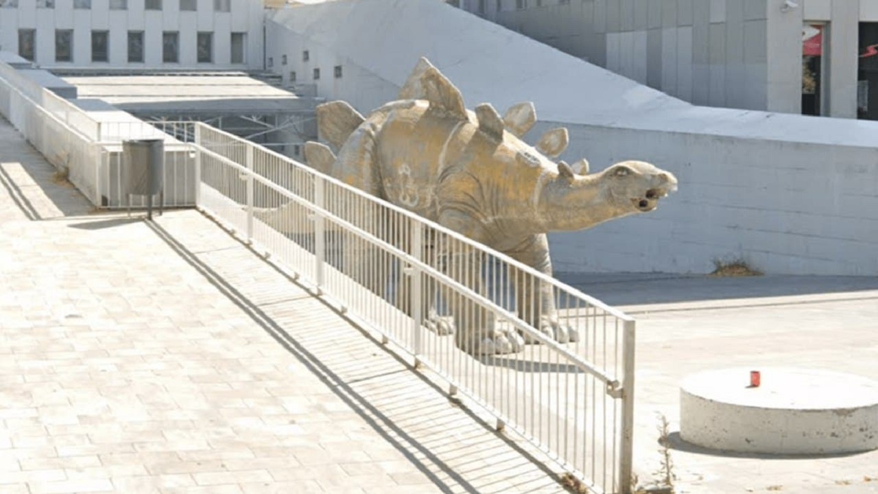 مجسمه دایناسور