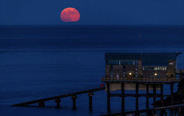 مشاهده پدیده ابرماه گل در آسمان بخش هایی از جهان