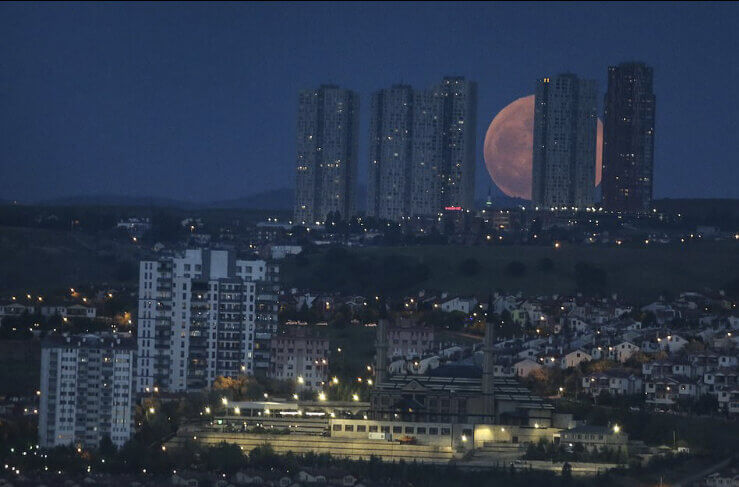 ابرماه صورتی