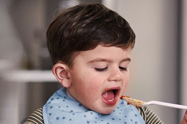 غذا خوردن کودک