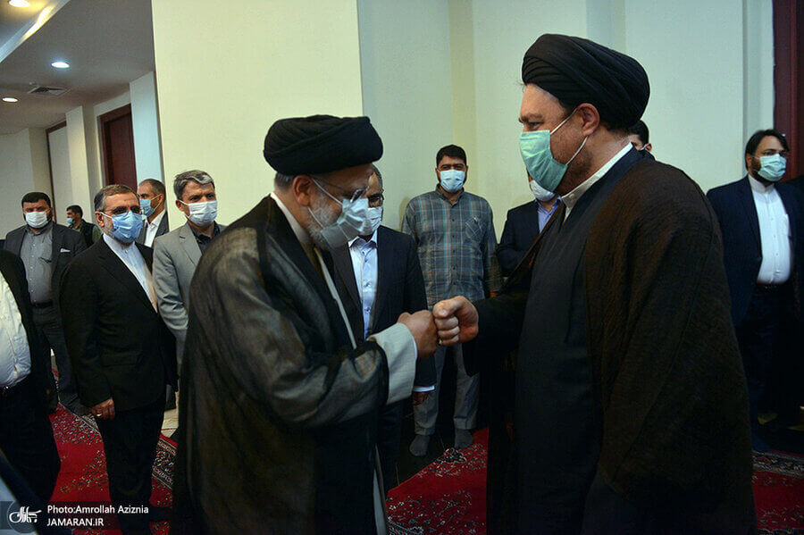 دست دادن رئیسی و سیدحسن خمینی به سبک دوران کرونا