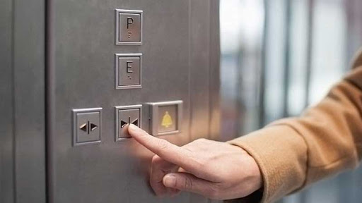 اگر در موقع قطع برق در آسانسور بودیم چه کنیم؟