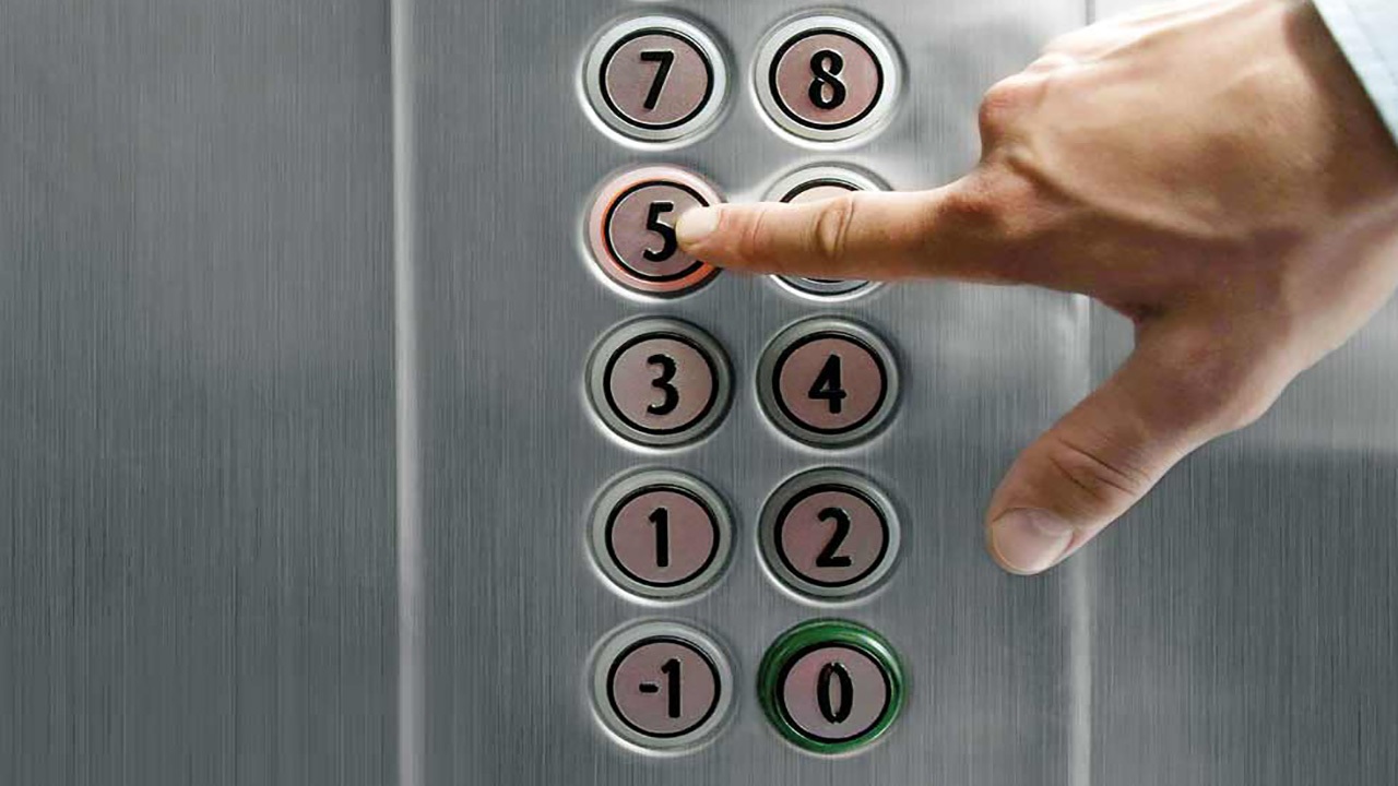 اگر در زمان قطع برق در آسانسور بودیم چه کنیم؟