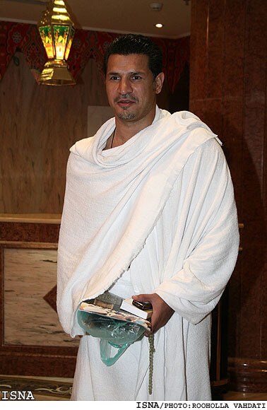 علی دایی در لباس احرام