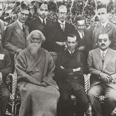 تاگور شاعر هندی در کنار ایرانیان