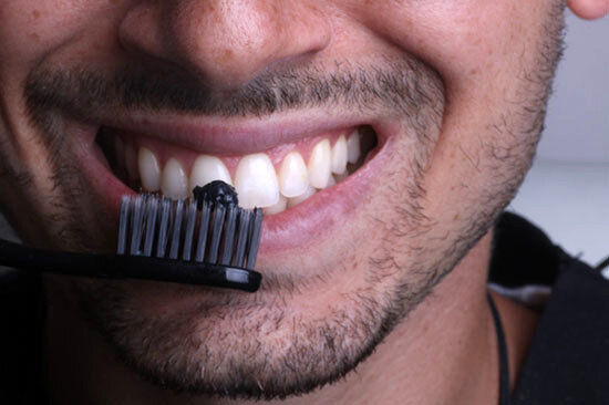 ۱۸ روش خانگی برای سفید کردن دندان‌ها به طور طبیعی