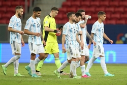 بیرون کشیدن بازیکنان آرژانتینی از زمین فوتبال