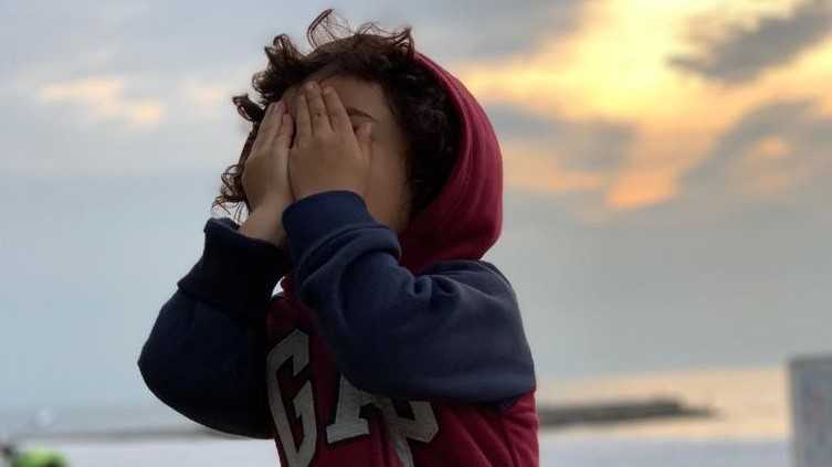 در مقابل خجالتی بودن فرزندمان چه کنیم؟ در مقابل خجالتی بودن فرزندمان چه کنیم؟