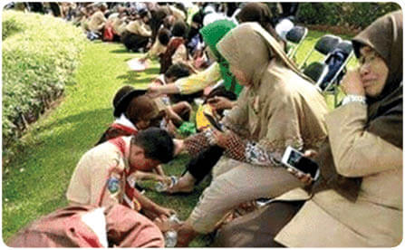 زنگ شستن پای مادر