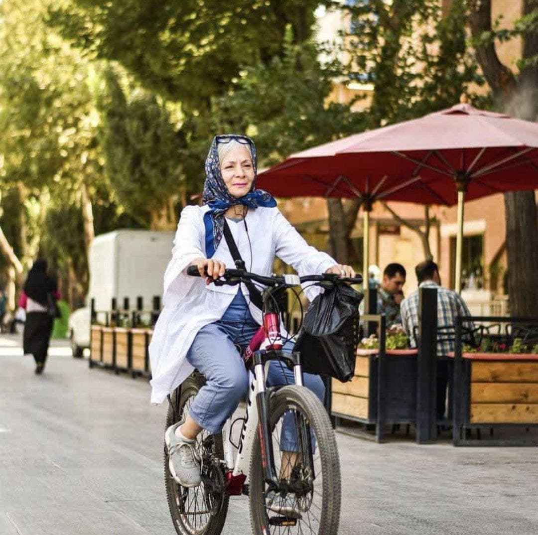 مهربانی زیباست مثل لبخند شقایق در باغ دو چرخه