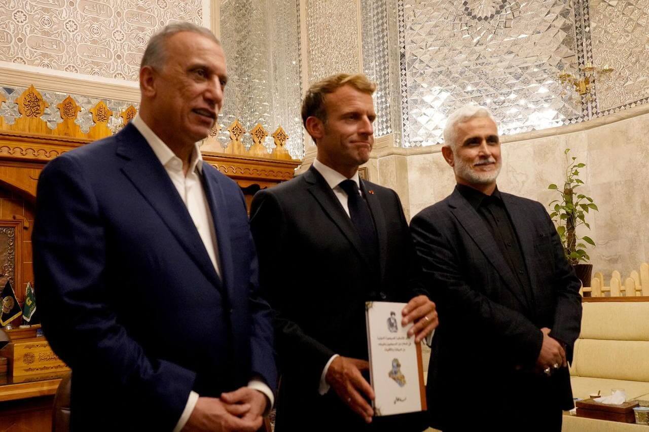 اهدای کتاب آیت الله سیستانی به رئیس جمهور فرانسه