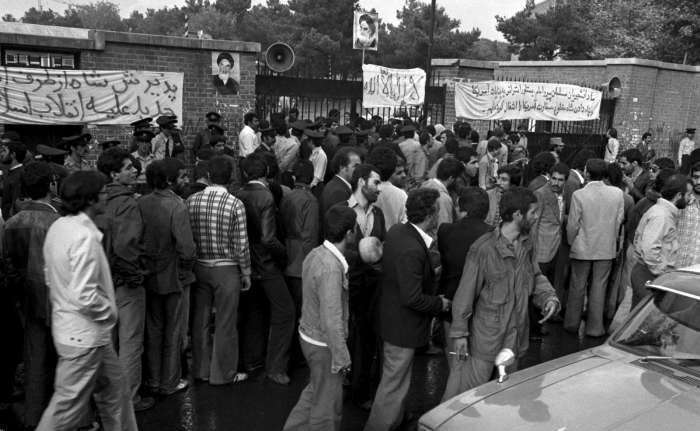 چرا ۱۳ آبان روز دانش آموز نامیده شد؟