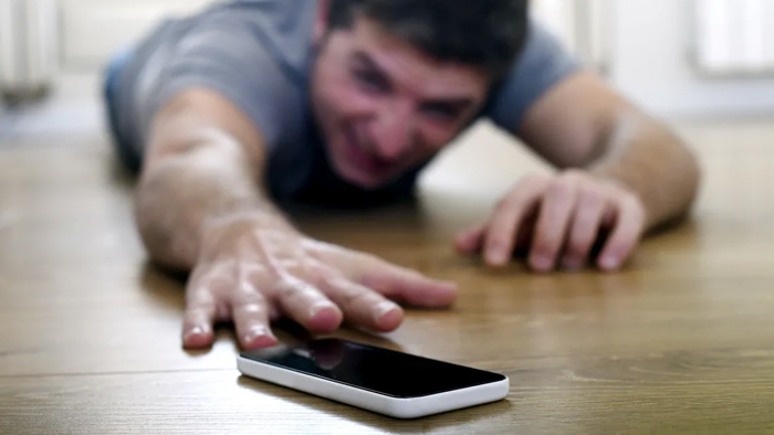 چگونه احساس مداوم چک کردن تلفن همراه خود را کنترل کنیم! چگونه احساس مداوم چک کردن تلفن همراه خود را کنترل کنیم!