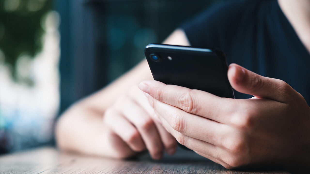 چگونه احساس مداوم چک کردن تلفن همراه خود را کنترل کنیم! چگونه احساس مداوم چک کردن تلفن همراه خود را کنترل کنیم!