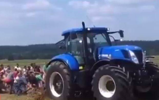 رقابت طناب‌کشی میان تراکتور و ۱۰۰ کشاورز