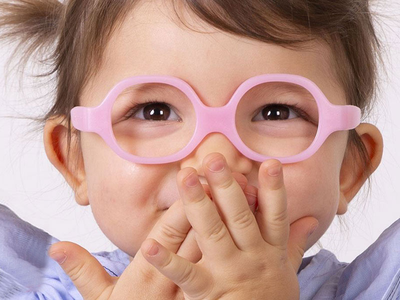 کودک عینکی