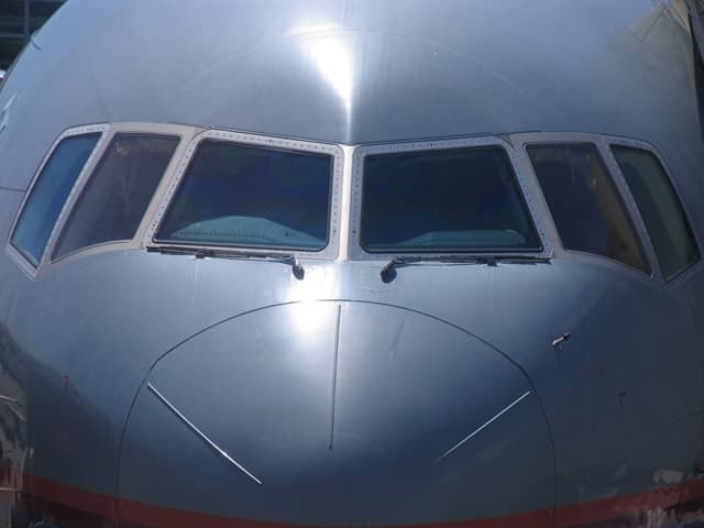 پنجره خلبان هواپیما