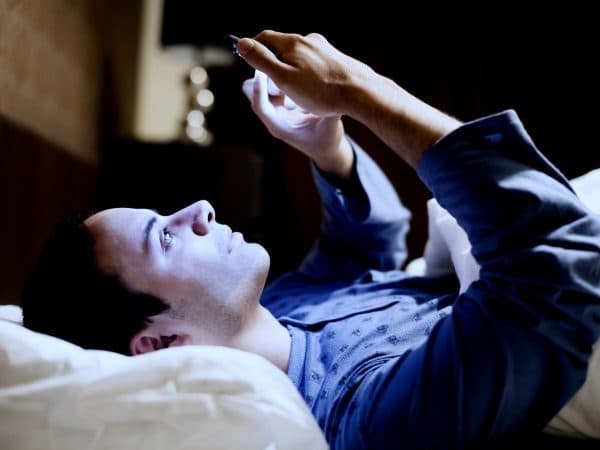 استفاده از گوشی در خواب