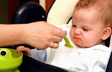 غذا دادن به بچه‌ها و ترفند‌های اشتباه مادران