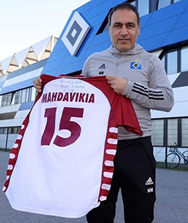 حراج پیراهن مهدوی‌کیا برای کمک به زلزله‌زدگان خوی