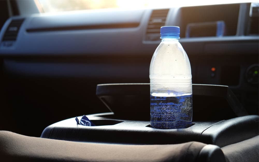 بطری آب در ماشین