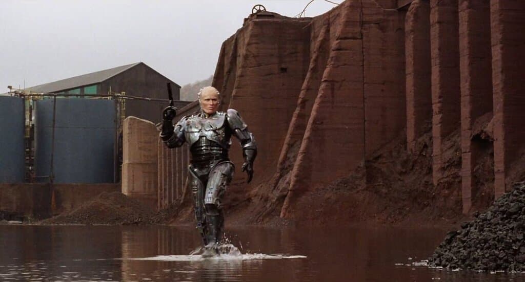 واقعیت‌هایی درباره فیلم قدیمی پلیس آهنی که نمی‌دانید