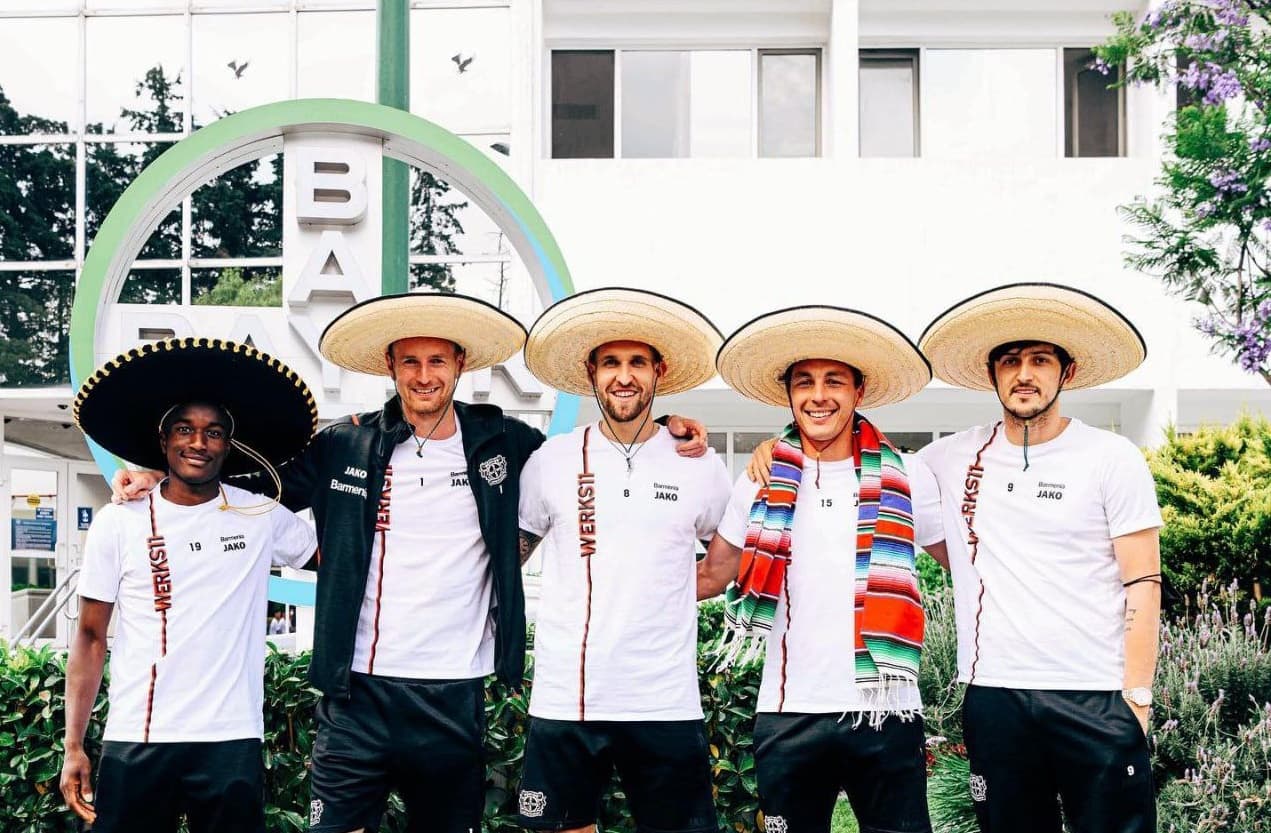 سردار آزمون و دوستان با کلاه مکزیکی
