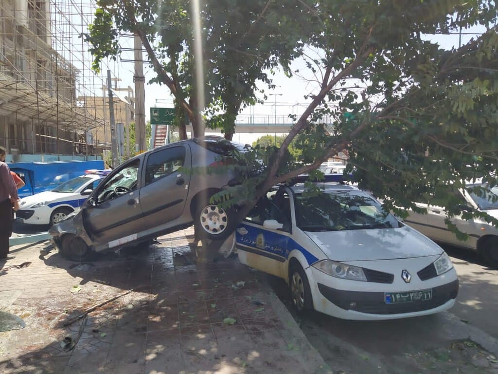 تصاویر تصادف پژو ۲۰۶ با خودروی پلیس