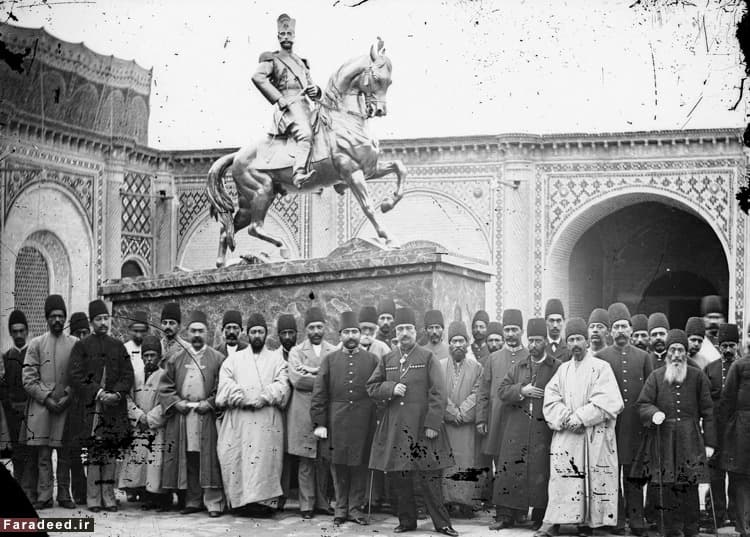 ناصرالدین‌شاه در کنار اولین مجسمه تهران