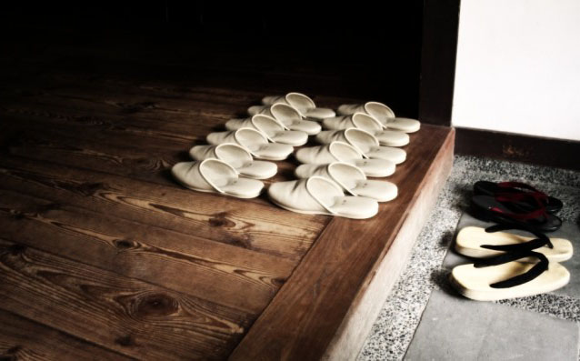 اگر با کفش داخل خانه می‌شوید بخوانید