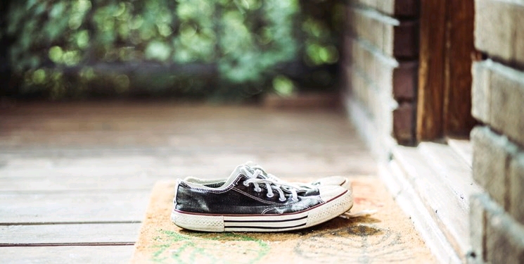 اگر با کفش داخل خانه می‌شوید بخوانید