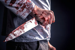 چاقو را چنان زدم که به‌ سختی از جمجمه برادرم بیرون کشیدم
