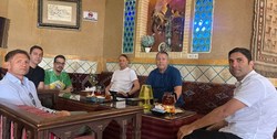 اسکوچیچ و دستیارانش در رستوران سنتی مسیر تهران - اصفهان