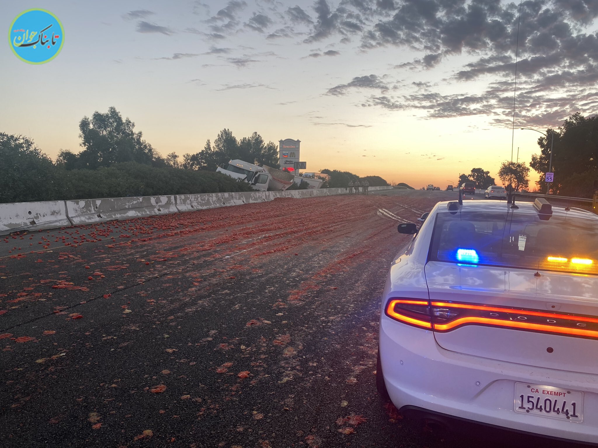 سقوط بار گوجه فرنگی در اتوبان + فیلم